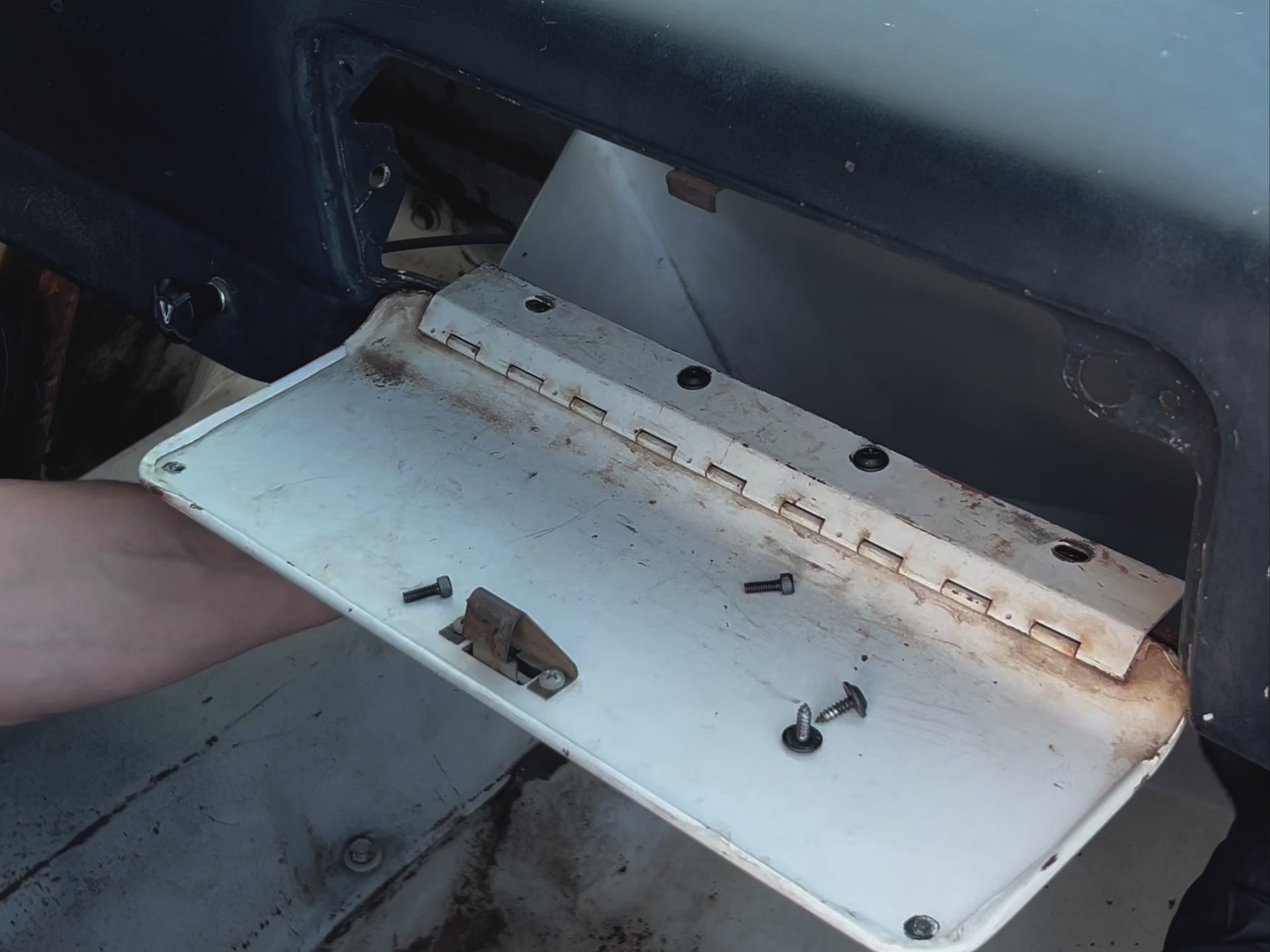 D100 Glove box 1961-1968 install